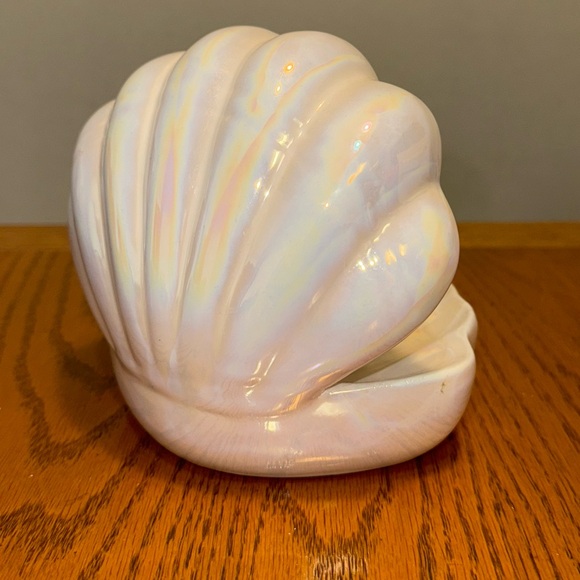 Sea Shell w/ Pearl Color Changing Light - Picture 3 of 4